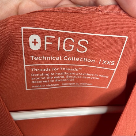 Figs Catarina One-Pocket Scrub Top in Coral/Orange XXS - Picture 7 of 11
